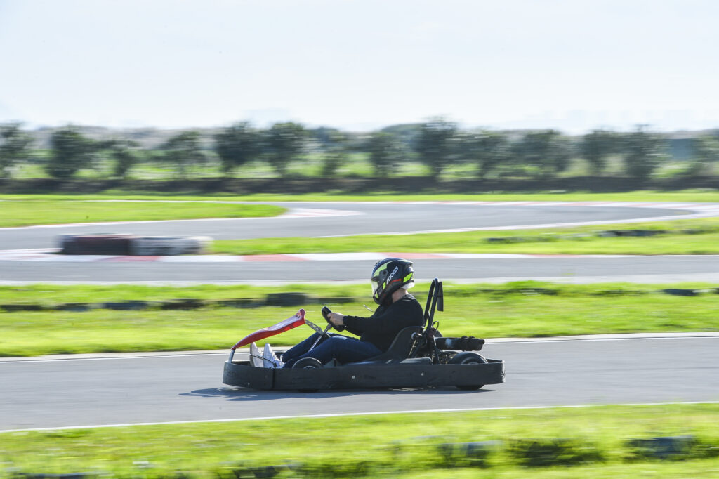 Piloto conduciendo un kart a alta velocidad en un circuito de karts en Torrevieja