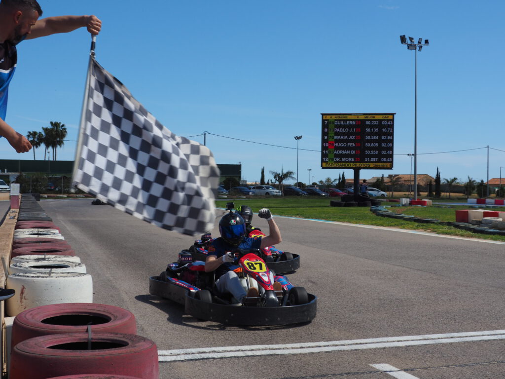Pilotos llegando a la línea de meta en nuestro circuito de Karting en Murcia