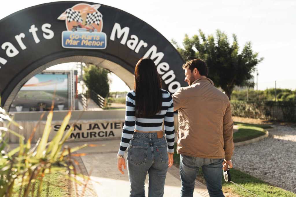 Imagen de la entrada a nuestro circuito de karts, ideal para quienes buscan el mejor karting en Murcia.