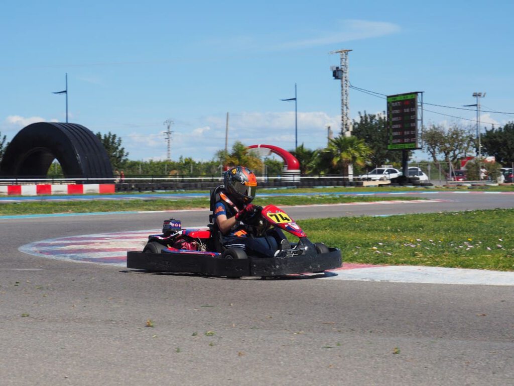 Piloto conduciendo un kart en plena curva del circuito de Go Karts Mar Menor en Murcia
