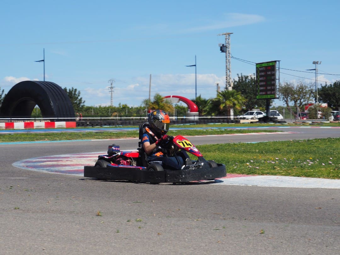 Piloto conduciendo un kart en plena curva del circuito de Go Karts Mar Menor en Murcia