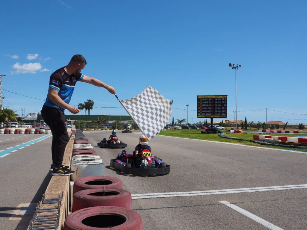 Bandera en la línea de meta del circuito de Go Karts Mar Menor en Murcia