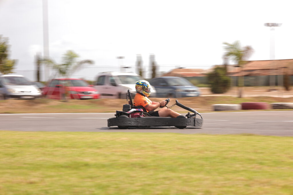 Kart en plena acción a gran velocidad en el circuito de Go Karts Mar Menor