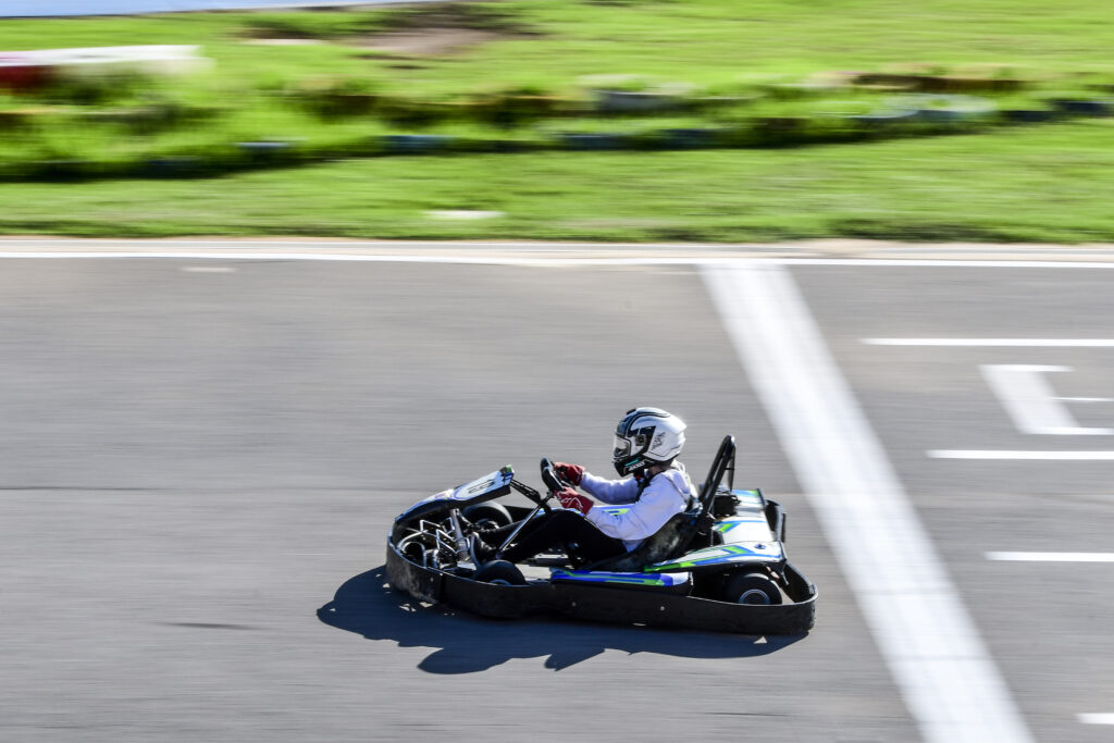 Piloto conduciendo a toda velocidad en el circuito de karts Torrevieja