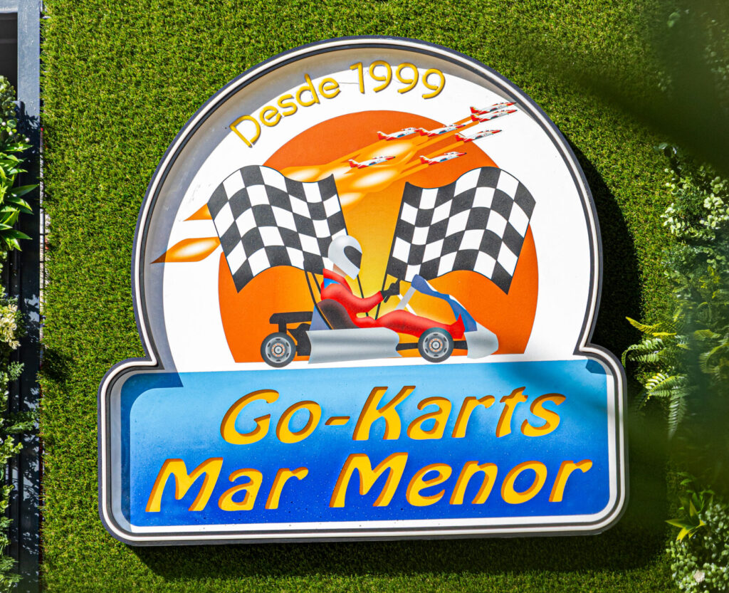 Letrero de Go Karts Mar Menor, circuito de karting en La Manga.