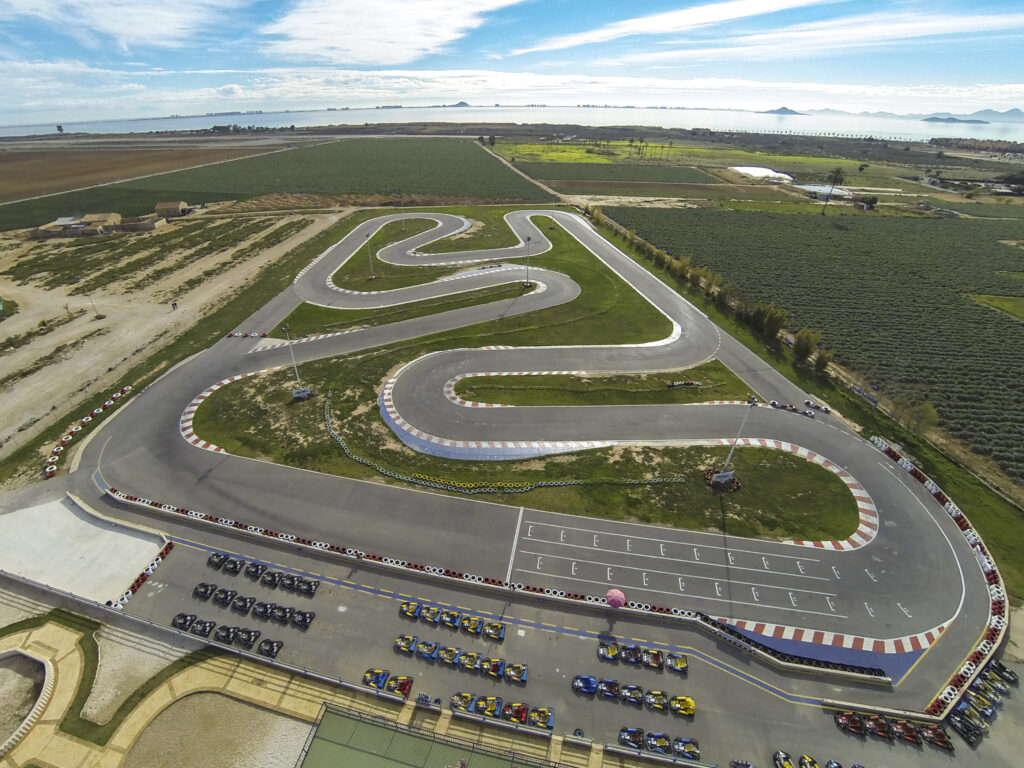Vista aérea del circuito de karting La Manga de Go Karts Mar Menor, mostrando el trazado completo de la pista y sus curvas.