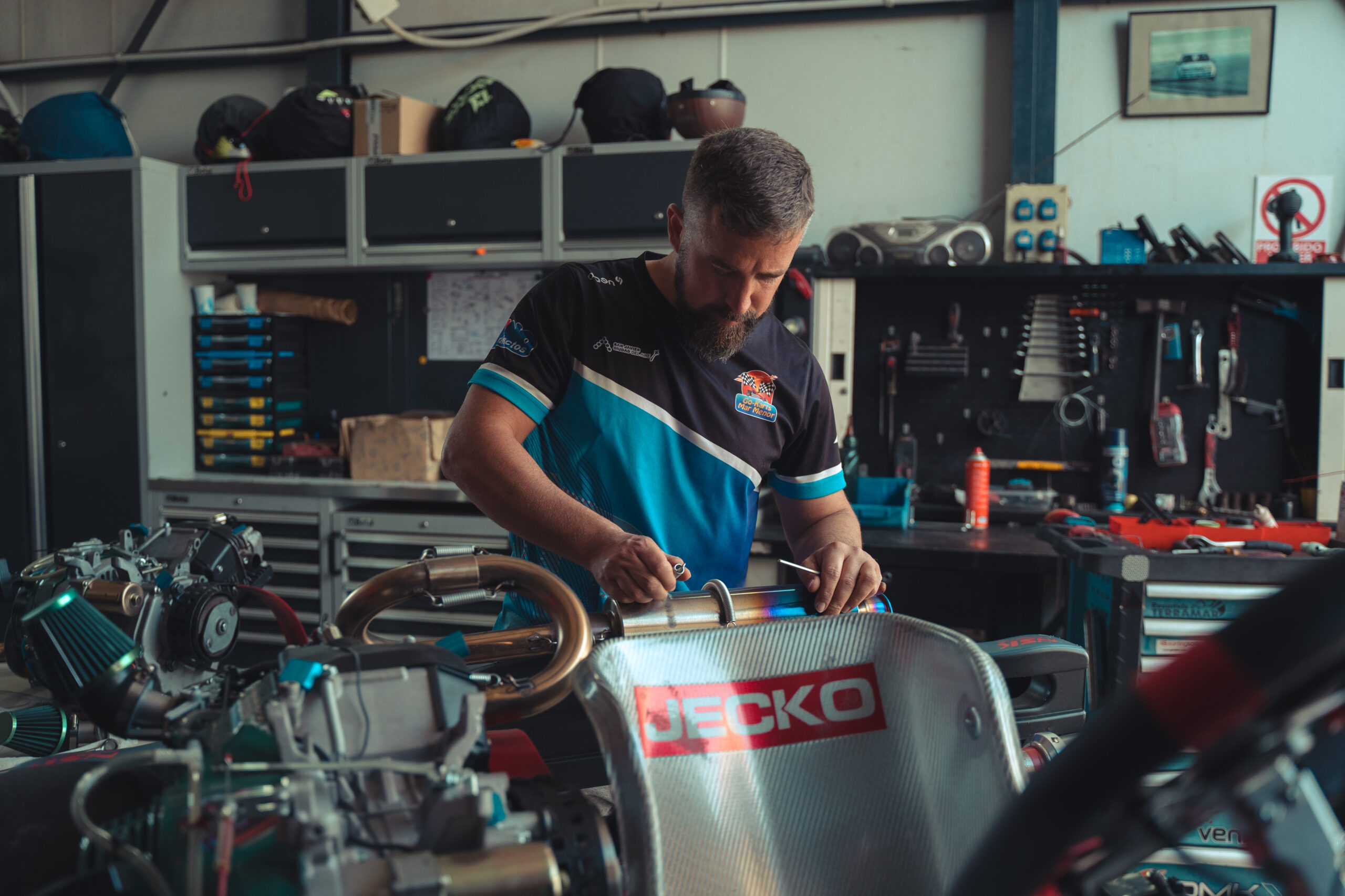 Técnico ajustando un kart en el circuito de karts de Torrevieja antes de una carrera, revisando detalles mecánicos para garantizar el mejor rendimiento.