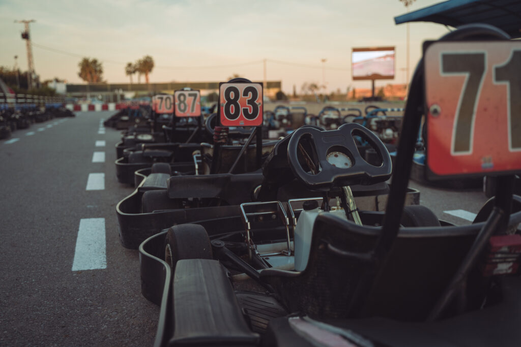 Karts de Go Karts Mar Menor en plena pista, listo para ofrecer una experiencia de velocidad y diversión en la Región de Murcia.