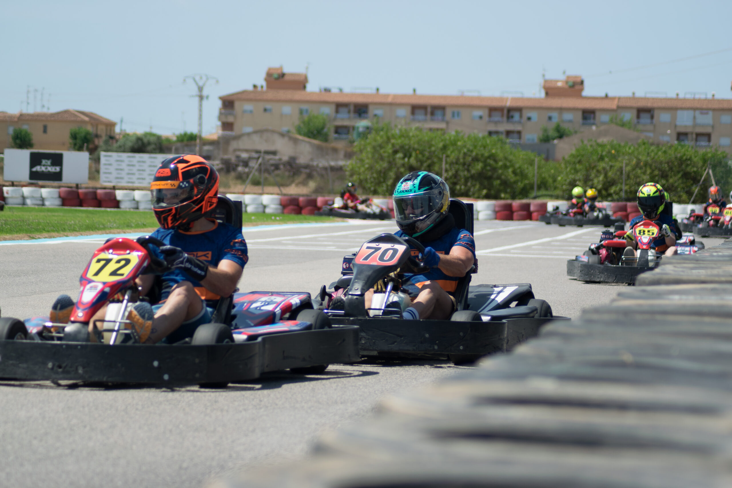 Imagen de un circuito de karts en Torrevieja mostrando a dos participantes compitiendo.
