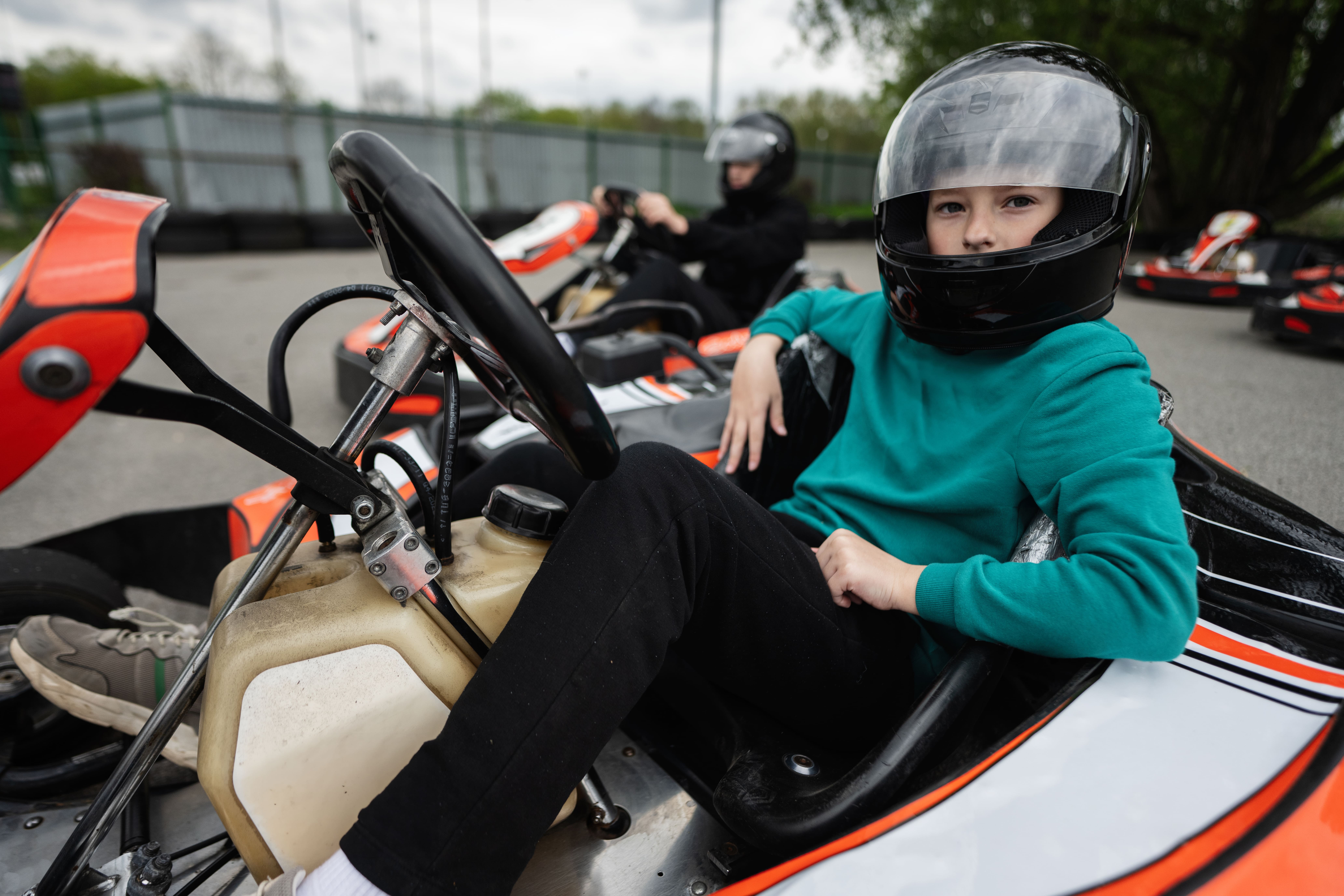 Niño pilotando un kart infantil con casco de seguridad en el circuito de karts para niños de Go Karts Mar Menor